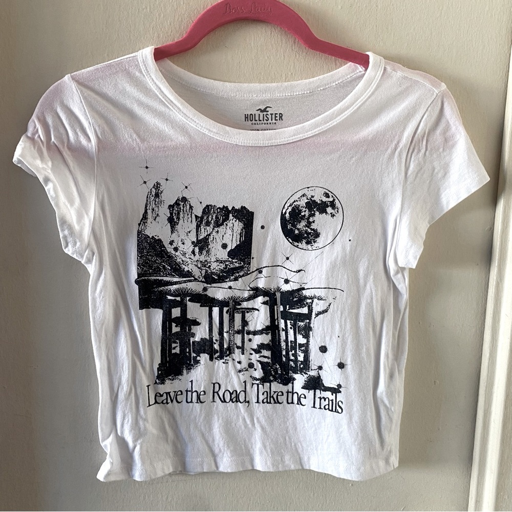 Hollister “Leave the Road Take the Trails” White Graphic T-shirt